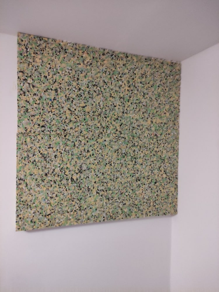 Aplikace akustických panelů na stěně